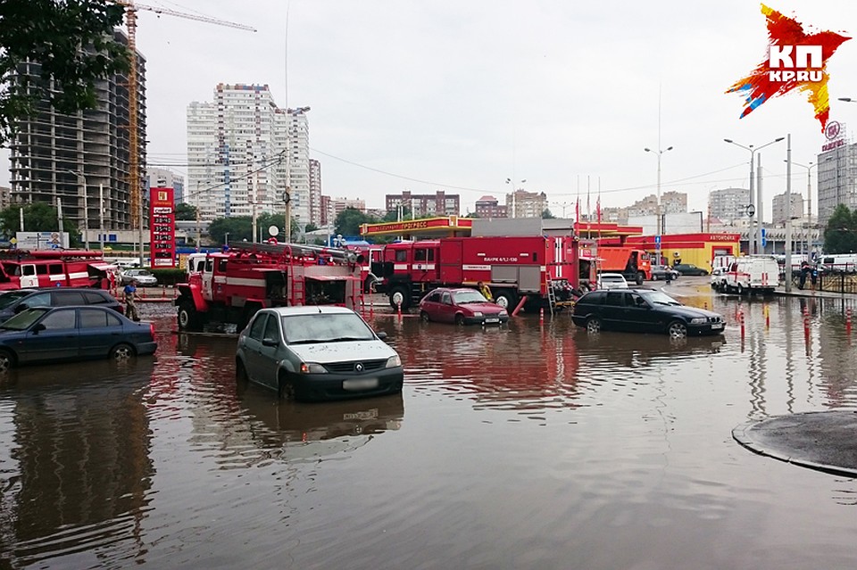 Сотрудники МЧС продолжают откачивать воду на Привокзальной площади. Фото: Илья БОГОМОЛОВ