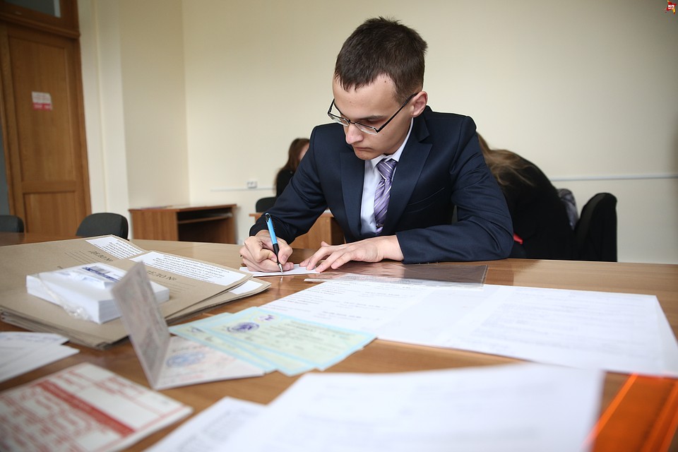 Записать адрес, по которому будущему студенту пришлют приглашение. Фото: Павел МАРТИНЧИК
