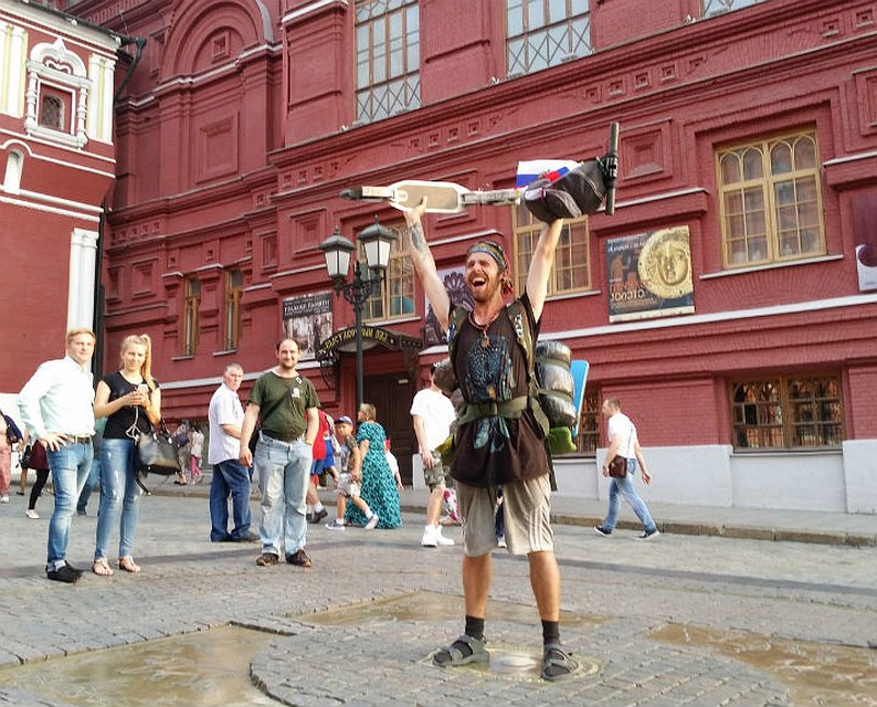 Уставший, но счастливый Александр на нулевом километре в Москве. Фото: СОЦСЕТИ