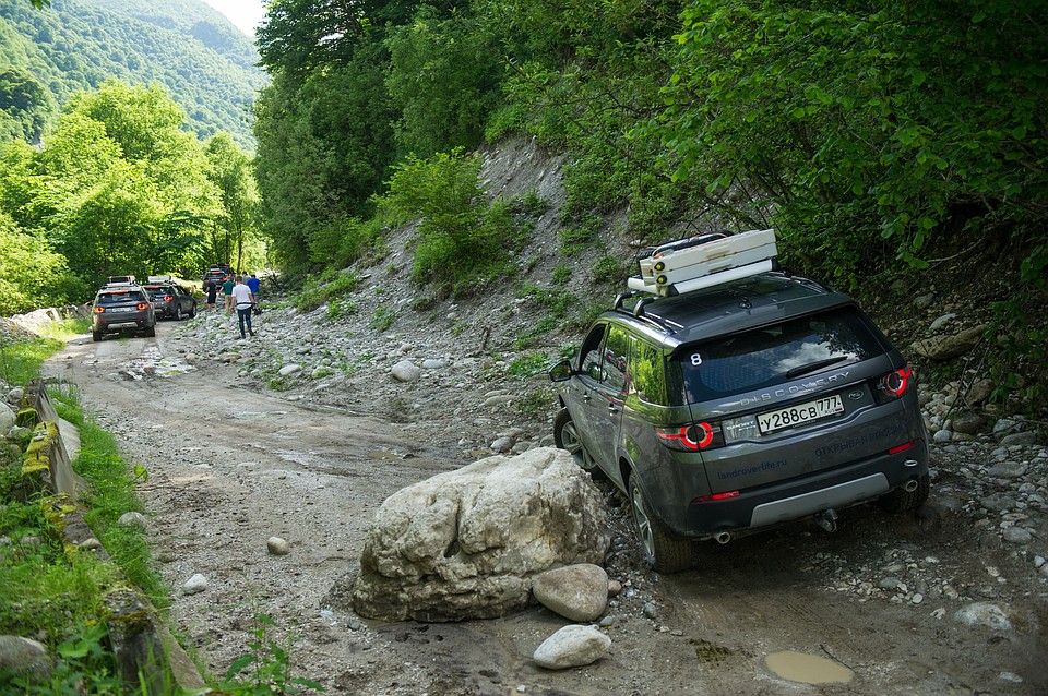 Система полного привода Active Driveline, Terrain Response и All Terrain Progress Control, способность преодолевать броды глубиной до 600 мм. - это серьезное вооружение для путешествия. Фото Land Rover