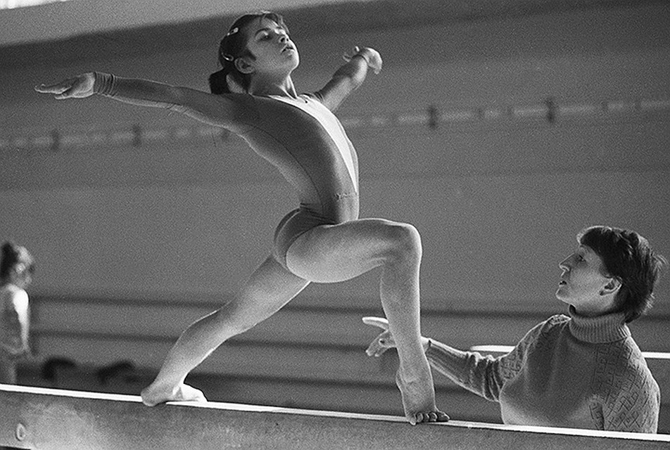1987 год, Ташкент. Ученица пятого класса Оксана Чусовитина во время тренировки. ФОТО Кошкин Александр/Фотохроника ТАСС