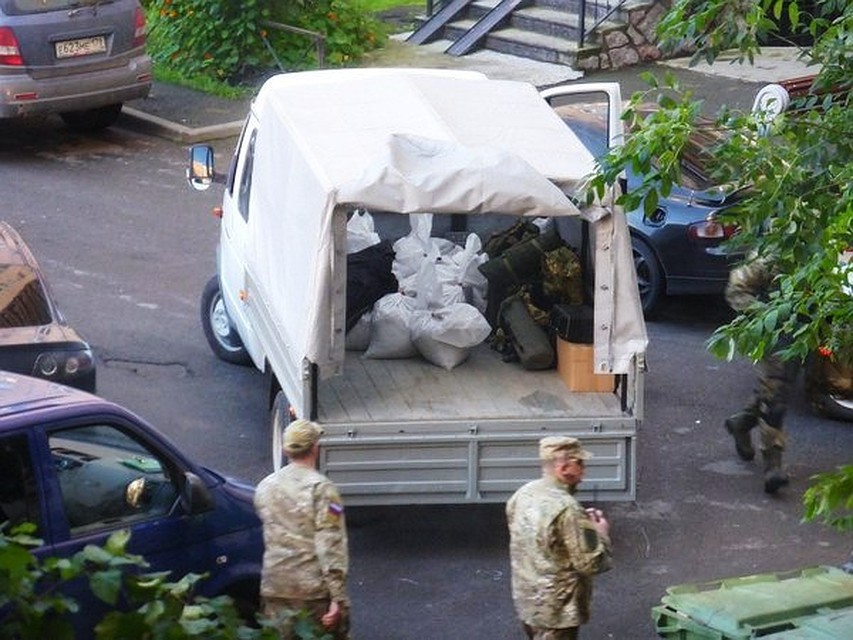 Чтобы обезопасить соседей от возможных взрывов, дверь в квартиру, где окопались боевики, обложили мешками с песком. Фото: ДТП и ЧП/ВКонтакте