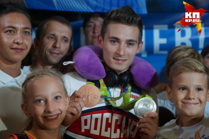 С детьми Давид Белявский охотно фотографировался еще очень долго Фото: Алексей БУЛАТОВ