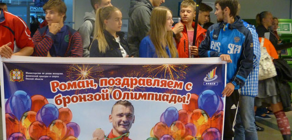 Юные гребцы ждали своего героя с огромным плакатом. Фото: Анна МИКУЛА
