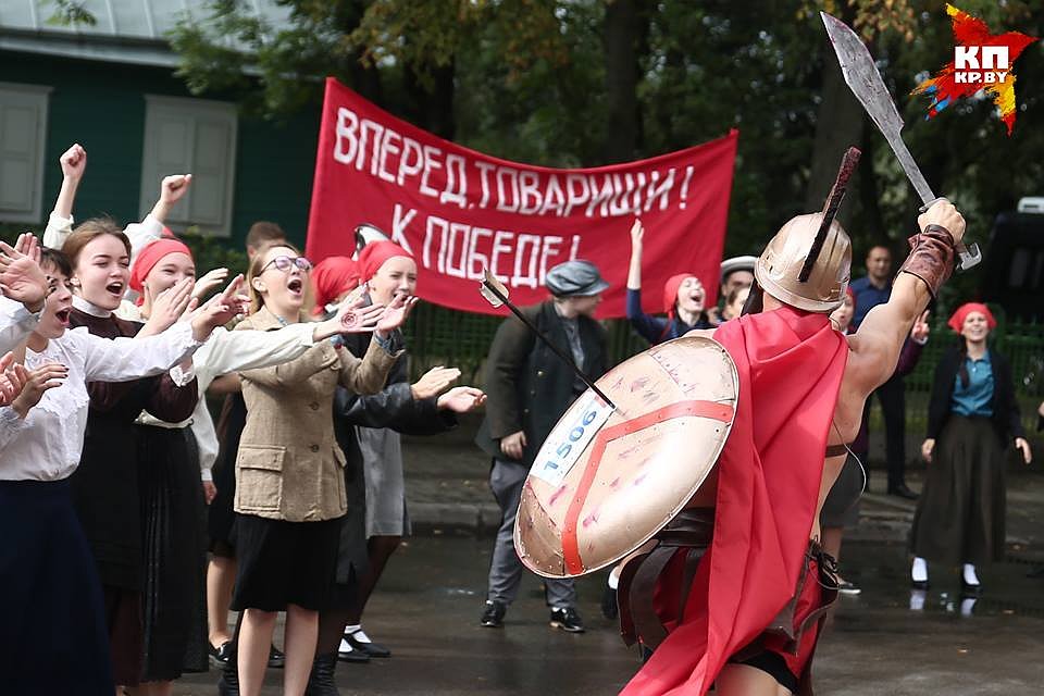 Так встречали бегунов-спартанцев у дома 1 съезда РСДРП Фото: Павел МАРТИНЧИК