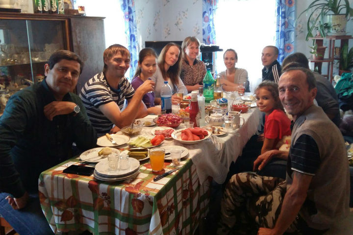 Евгений Львович (на фото - крайний справа) за одним столом с волонтерами, которые искали его в лесу. Фото: СОЦСЕТИ