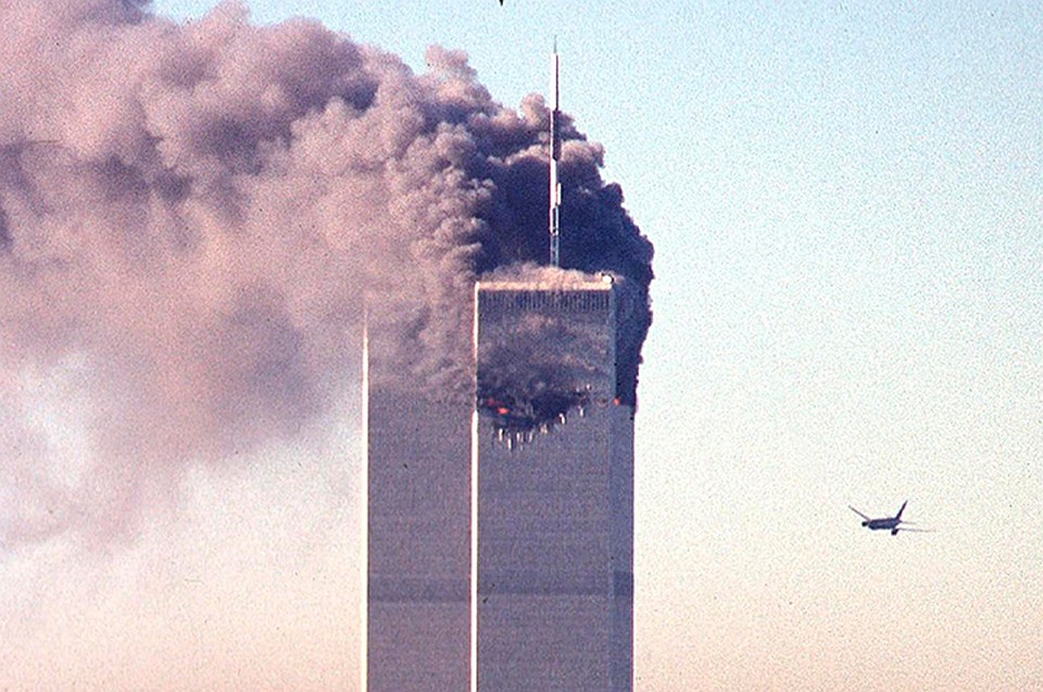 11 сентября 2001 года. Через мгновение второй самолет врежется в башню-близнец Всемирного торгового центра. Фото: EAST NEWS