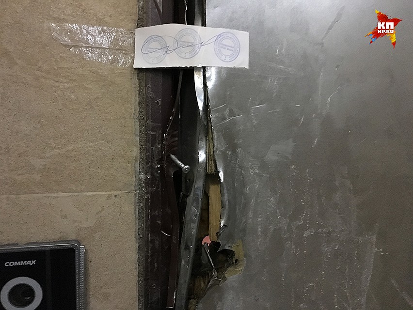 Дверь в квартиру полковника, естественно, опечатана Фото: Александр РОГОЗА