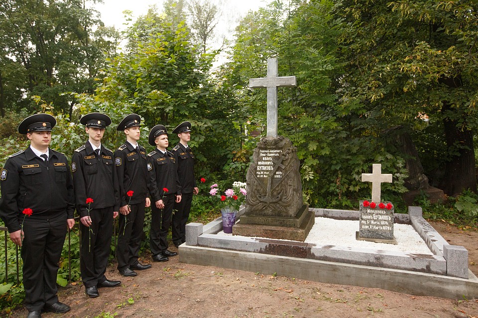 Могилы Бутаковых засыпали цветами и венками. Наверно, впервые за последние 20 лет Фото: Александр ГЛУЗ