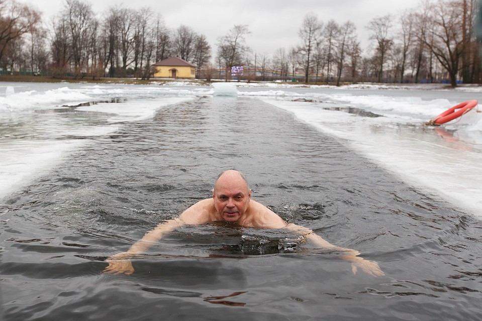 В некоторых городских центрах зазывают не просто на плавание, а на моржевание Фото: Александр ГЛУЗ