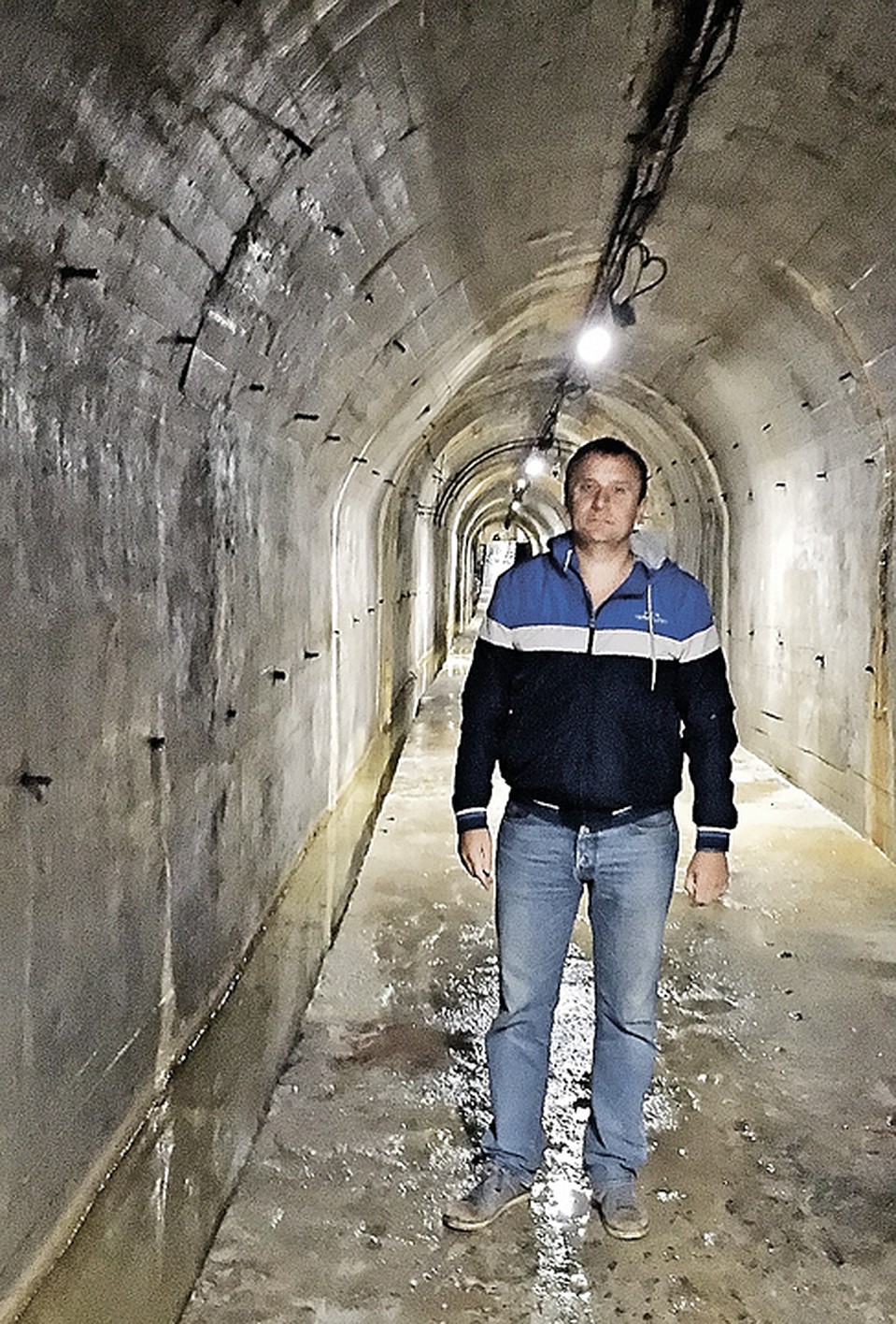 Обозреватель «КП» Владимир Ворсобин под водохранилищем, где начинается на 99 процентов изношенный водопровод. Фото: Владимир ВОРСОБИН