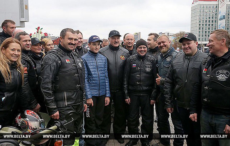 Лукашенко с Николаем проехали на «Харлее» от Кургана Славы до Дворца спорта. Фото: БелТА.