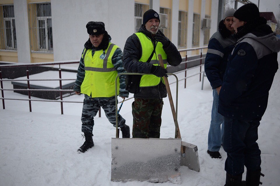 За уборку снега на перроне платят 3,5 тысячи в месяц. Зато, когда снега нет, можно на диване лежать. Хорошо! Фото: Виктор ГУСЕЙНОВ