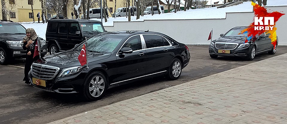 С собой в Минск турки привезли два бронированных "Майбаха" Фото: Геннадий МОЖЕЙКО