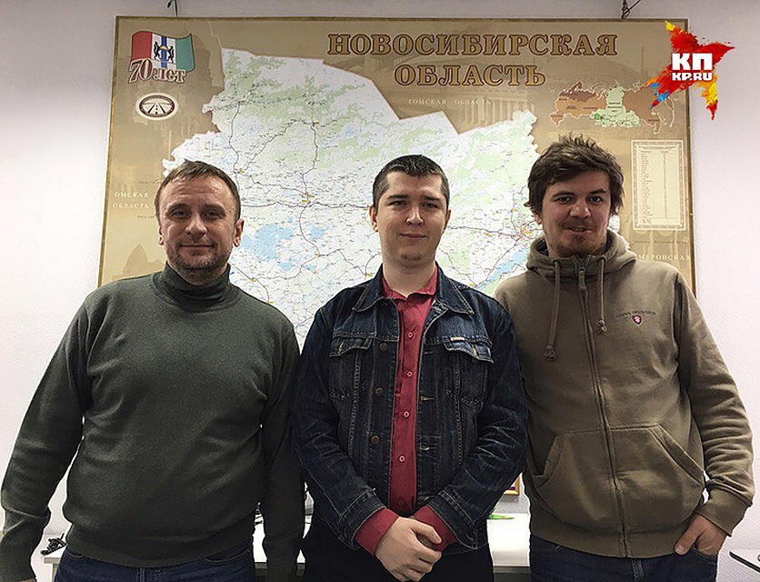 Новосибирский читатель Александр с отважными путешественниками. Фото: Виктор ГУСЕЙНОВ