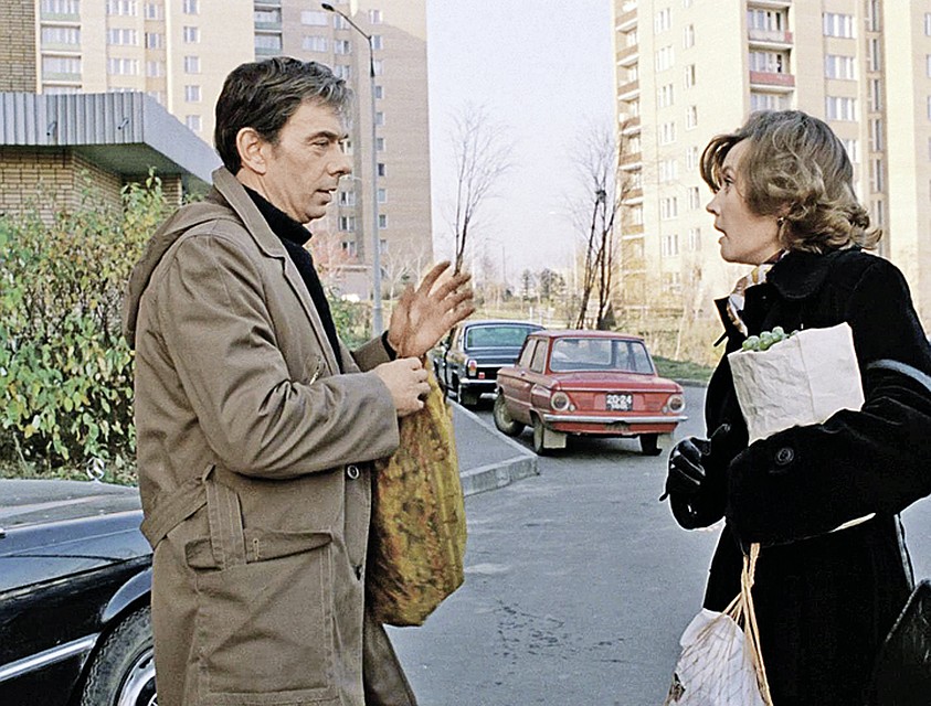 В книге артист признается: только после окончания съемок фильма «Москва слезам не верит» он узнал, что его героя, слесаря Гошу, должен был сыграть сам режиссер - Владимир Меньшов. «Сегодня бесконечно благодарен Володе за этот бесценный подарок». Фото: кадр из фильма