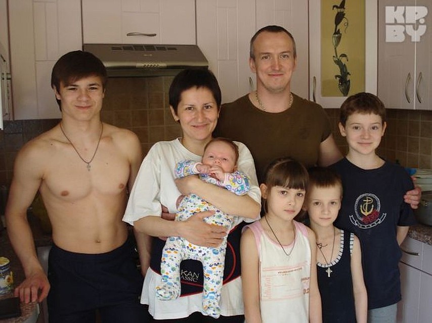 У священника было 5 детей, но приемный сын ушел из дома.