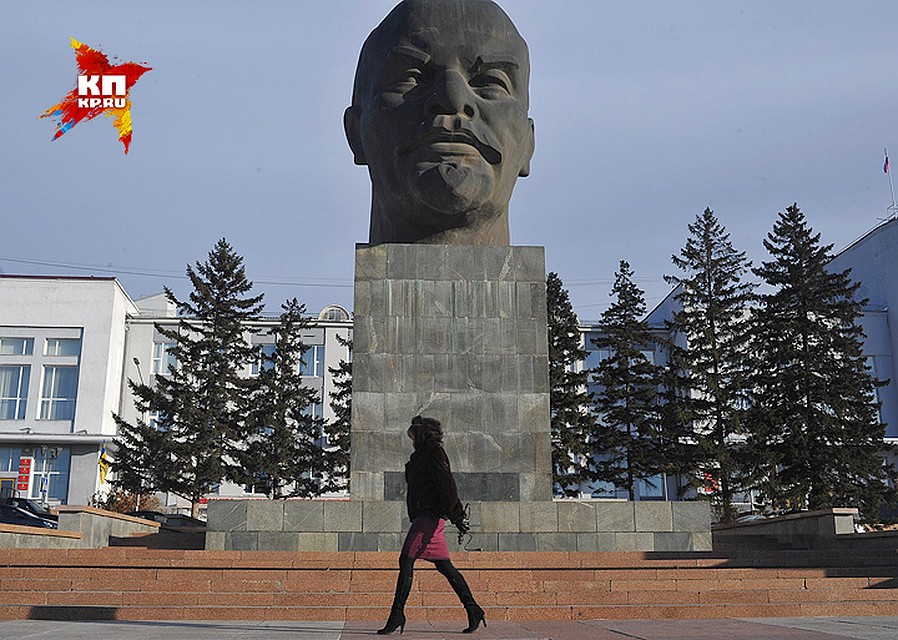 Одна из запоминающихся достопримечательностей Улан-Удэ - гигантская голова Ильича. Фото: Виктор ГУСЕЙНОВ