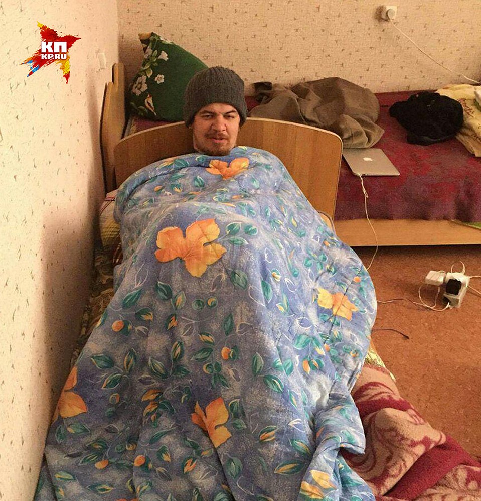 Журналист "КП" Виктор Гусейнов греется под одеялом. В шапке. Фото: Владимир ВОРСОБИН