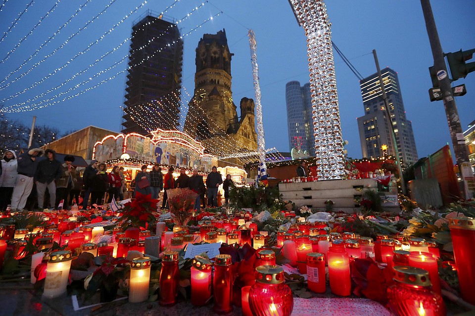Свечи и цветы в память о погибших в теракте в Берлине. Фото: REUTERS