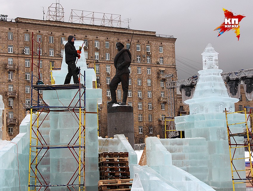 Размеры ледовых композиций впечатляют. Почти все скульптуры - высотой более 10 метров. Фото: Алиса ТИТКО