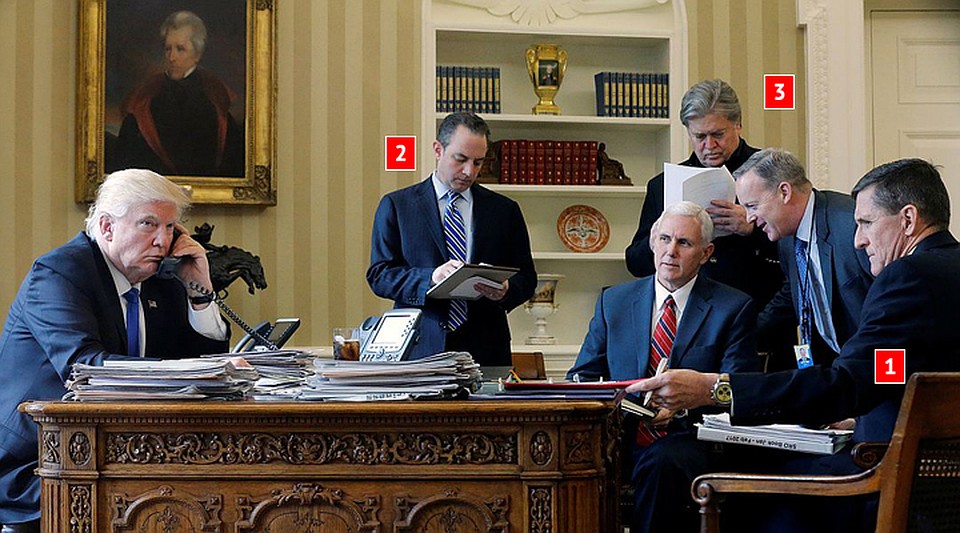 А для важного звонка Путину вокруг Трампа собрались сразу пять высоких чиновников. И все они явно увлечены разговором с Москвой. Фото: JONATHAN ERNST/REUTERS