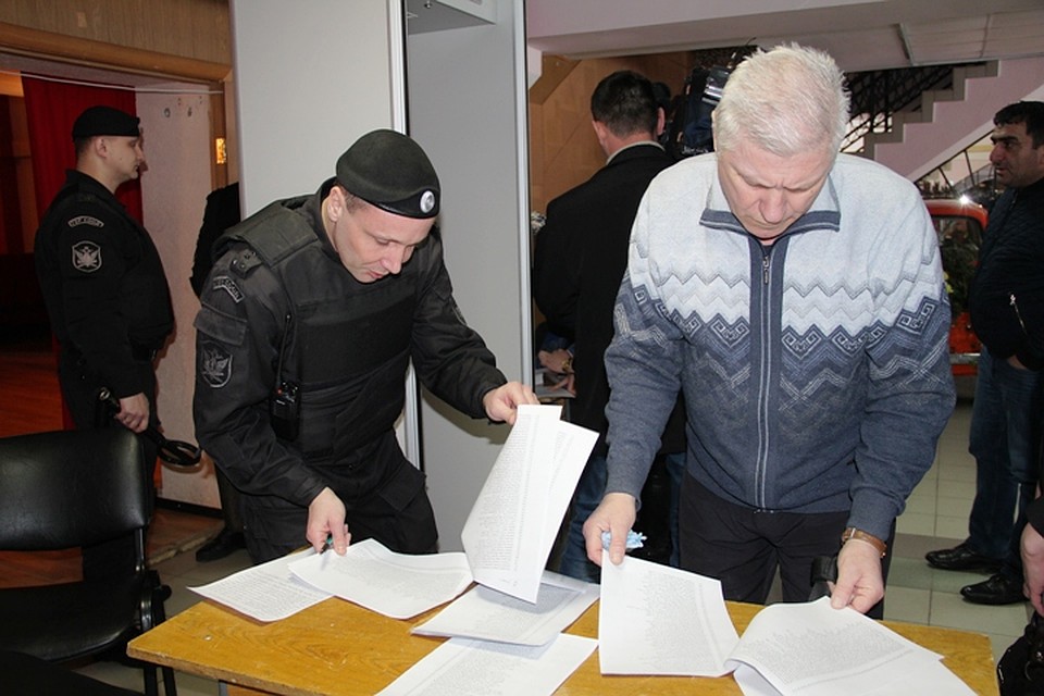 Вход в зал был только по спискам - это 678 человек. Фото: Юлия РЕВИНА