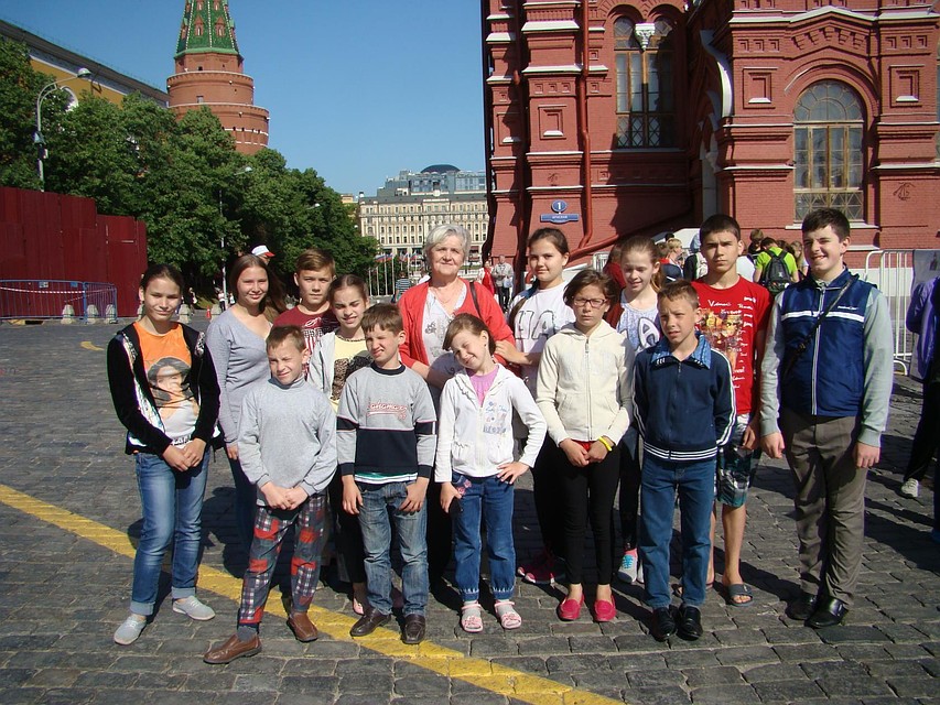 Дети вместе с мамой побывали в Москве на Красной площади. Фото: страница соцсети героини публикации.