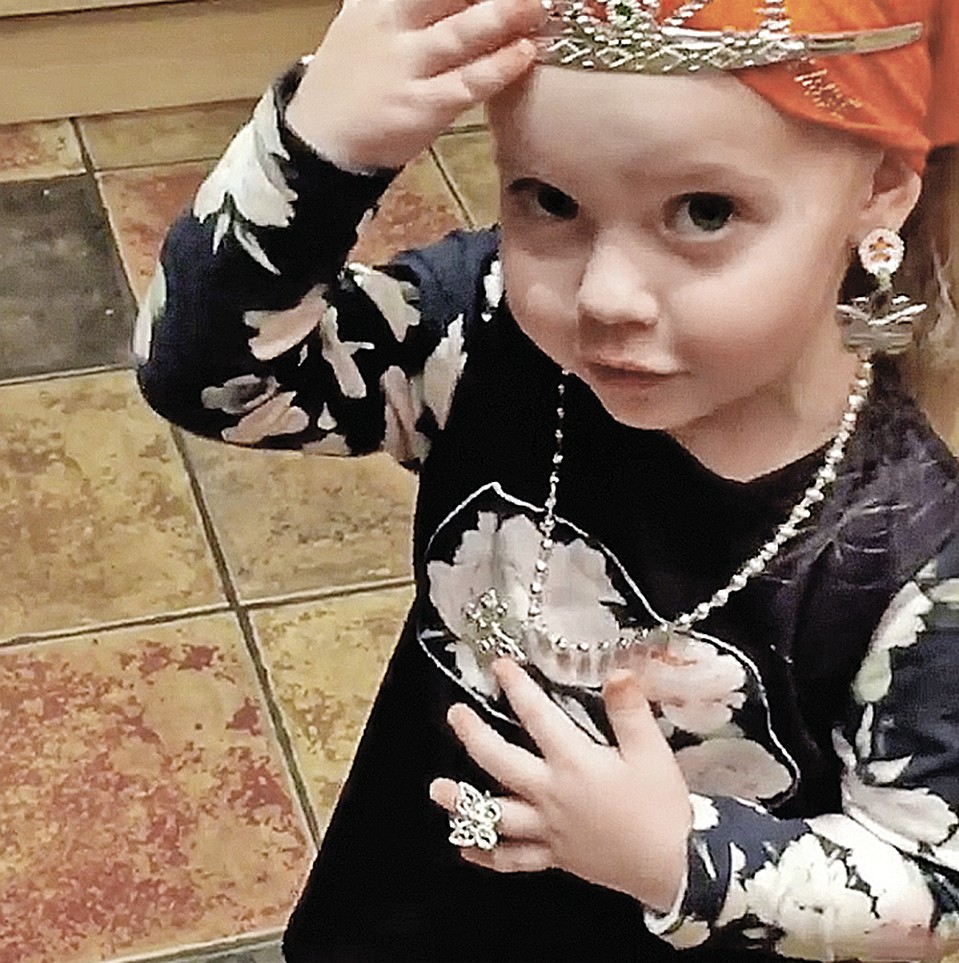 Лиза уже чувствует присущую женщинам тягу к украшениям. Фото: Instagram.com