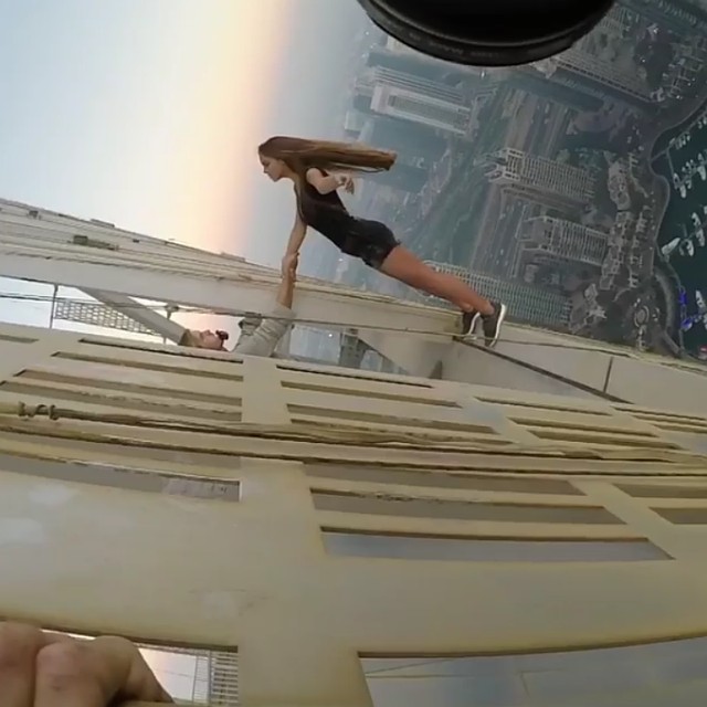 Ради эффектных снимков фотографы "Маврин" пойдут на многое. Фото: СОЦСЕТИ