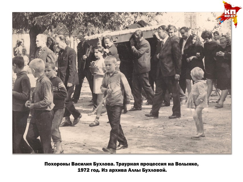 Девочка несет на могилку цветок в горшке.