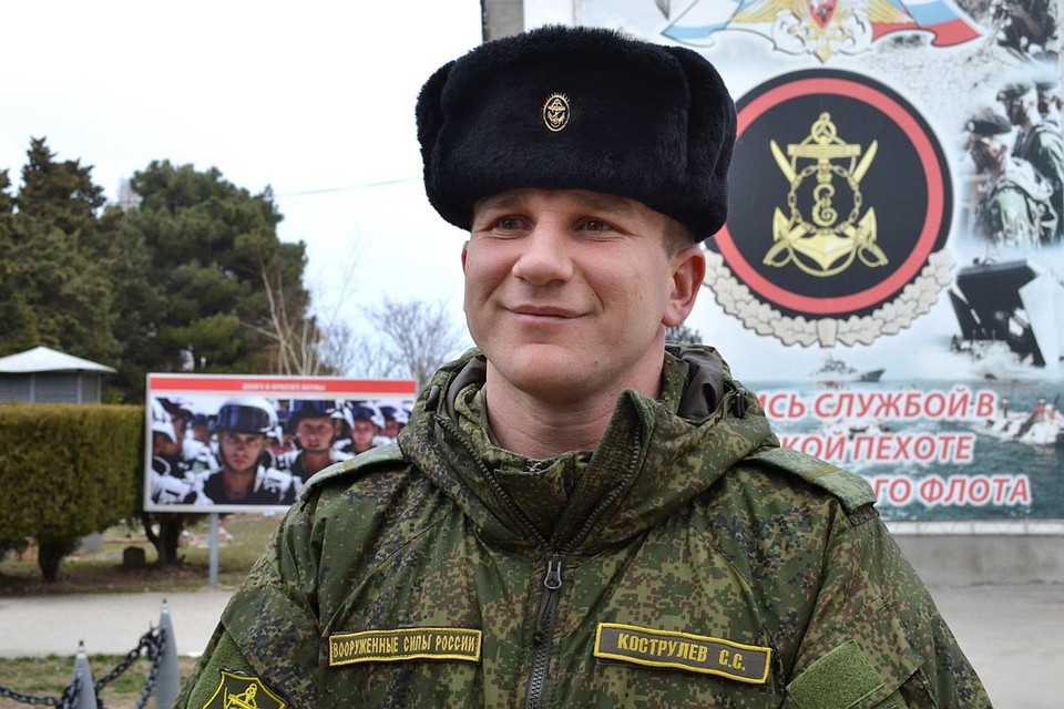 Старший матрос Сергей Кострулев награжден медалью "За отвагу". Фото: Дмитрий МЕТЁЛКИН