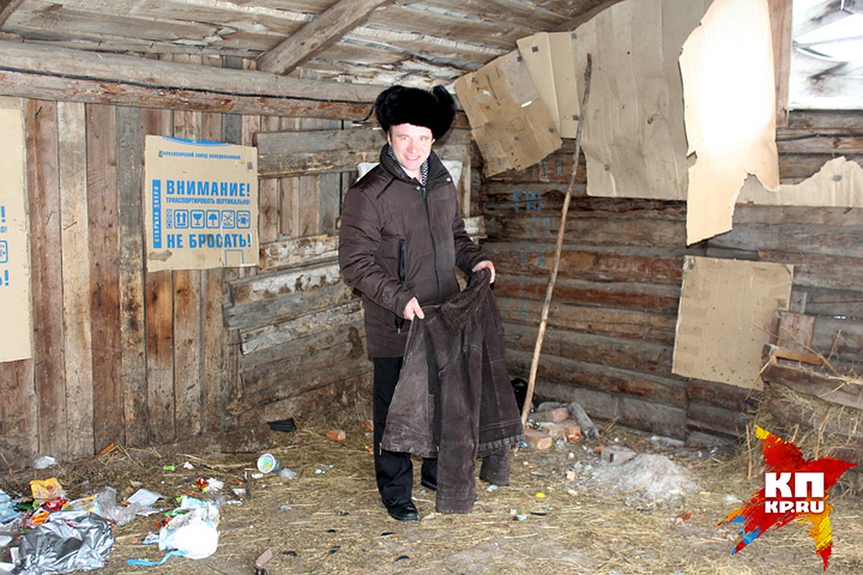 Ростислав Алиев, показывая нам подворье немецкого семейства, нашел ту самую куртку, в которой Ойген в 30-градусные морозы приехал в Кыштовку. Фото: Татьяна СОЛОВОВА