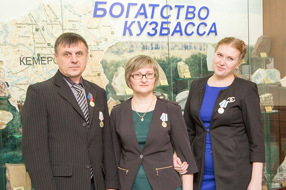 Олега Асабина, Татьяну Павлюченко и Валентину Харитонову (слева направо) наградили медалями Фото: Пресс-служба администрации Кемеровской области