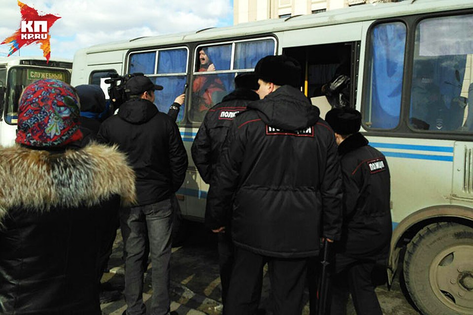 Через час участников уже грузили в полицейские ПАЗики. Фото: Алексей КАЗАКОВЦЕВ