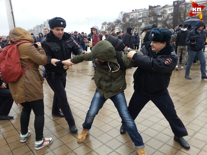 Этот парень не дождался, пока митинг наконец разрешат. Фото: Александр СТЕПАНОВ