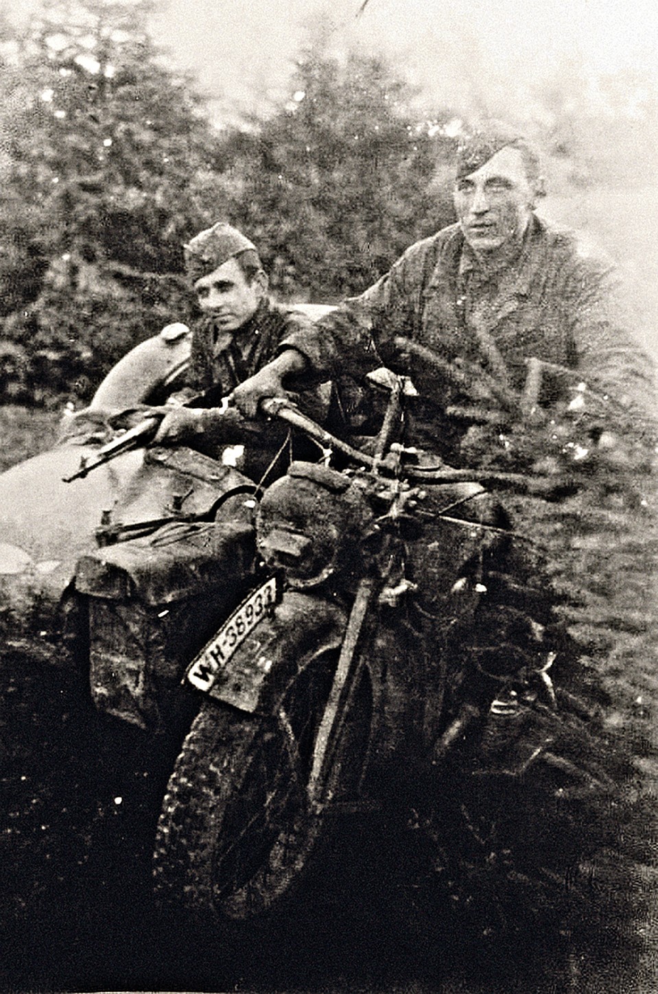 Один из редких фронтовых снимков Федора Бурого (слева). 1941 год. Фото: Музей 166-й стрелковой дивизии, Томск