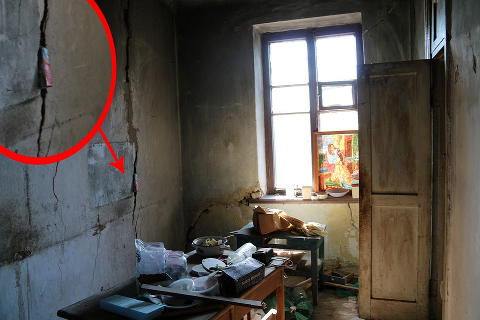 В дырах помещается коробка от зубной пасты. Фото: Анастасия МЕДЫНЦЕВА