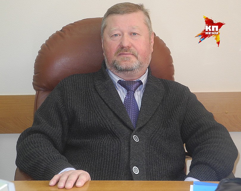 Сотрудник Томского политехнического университета Григорий Токаренко пытался понять физику происходящего светопреставления. Под подъездом он обнаружил два пересекающихся георазлома... Фото: Ульяна СКОЙБЕДА