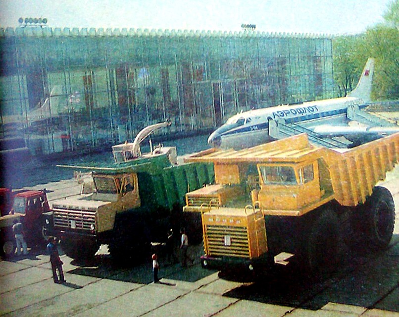 Самолет Ту-124 привезли на ВДНХ в конце 1976 года