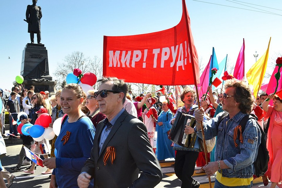 Севастопольцы вышли под классическими лозунгами «Мир, труд, май!» и «Достойному труду – достойную зарплату!» Фото: Дмитрий МЕТЁЛКИН