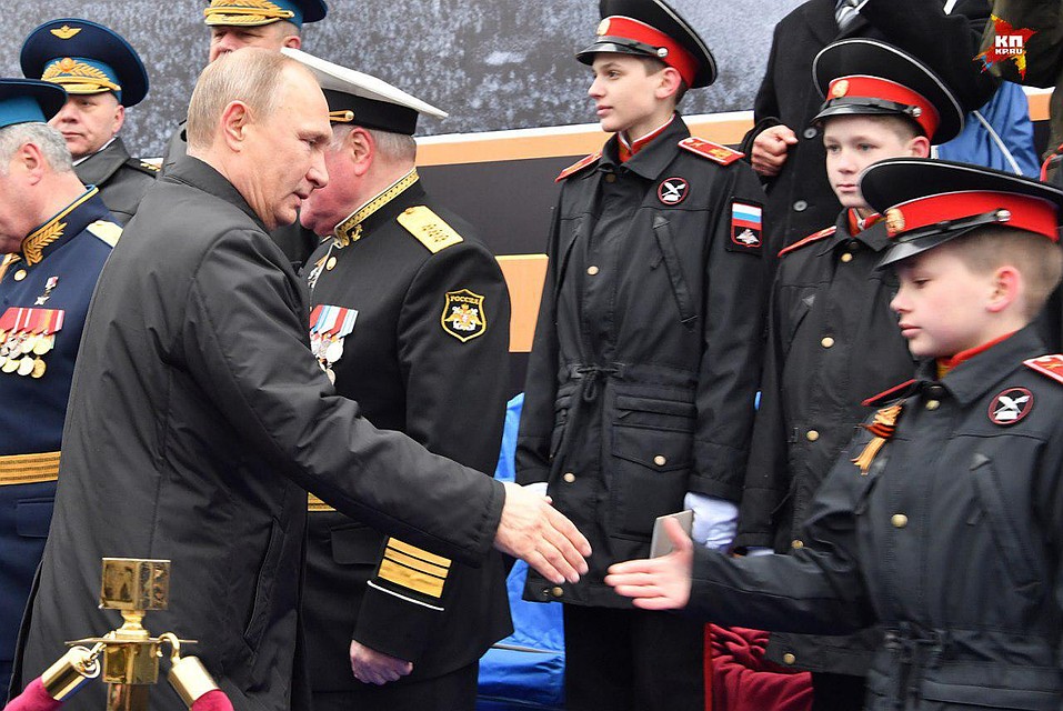 После парада Владимир Путин отправился на гостевые трибуны, чтобы отблагодарить ветеранов и познакомиться с участниками шествия по Красной площади Фото: Владимир ВЕЛЕНГУРИН