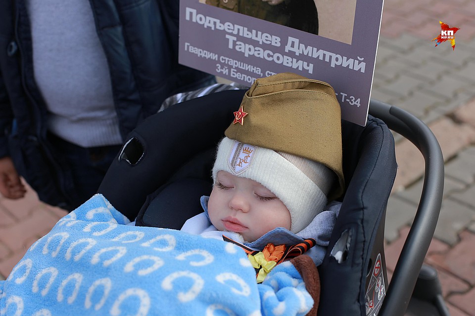 На акцию "Бессмертный полк" брали с собой даже самых маленьких. Фото сделано в Красноярске Фото: Мария ЛЕНЦ
