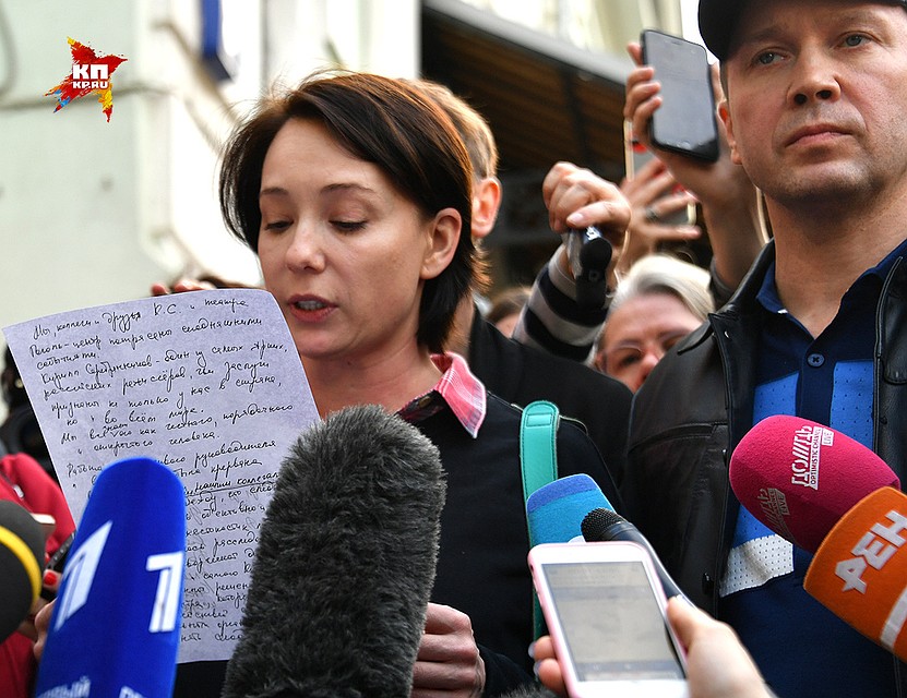 Актриса Чулпан Хаматова зачитывает открытое письмо в защиту режиссера Серебренникова. Фото: Евгения ГУСЕВА