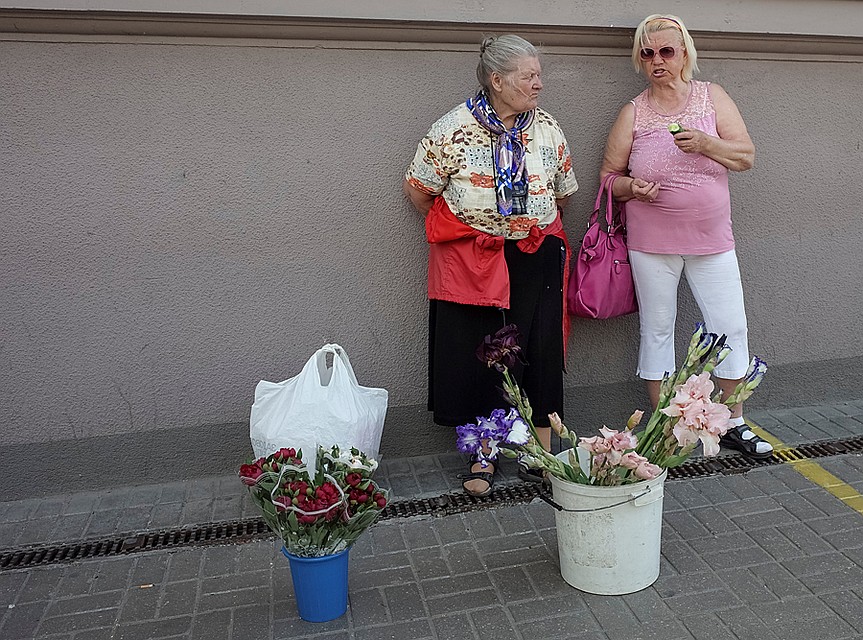 Население не хочет ничего понимать и ничего покупать тоже не хочет Фото: REUTERS