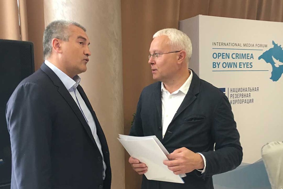Глава Крыма Сергей Аксенов и организатор форума, бизнесмен Александр Лебедев Фото: Валерий РУКОБРАТСКИЙ