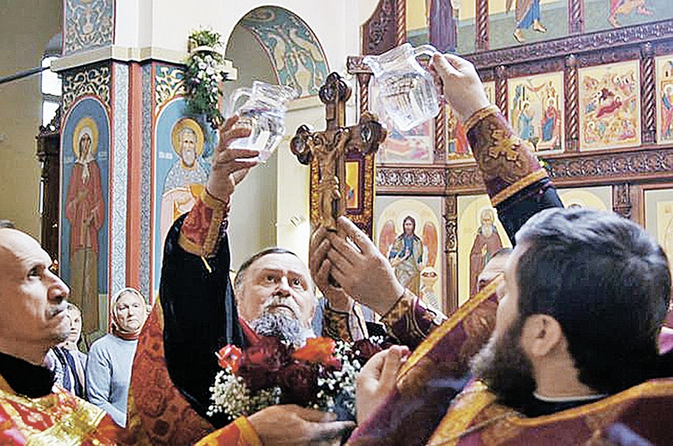 Иерей Сергий Шацкий (в центре) выступил свидетелем обвинения. Другие священники его не поддержали. Фото: Ульяна СКОЙБЕДА