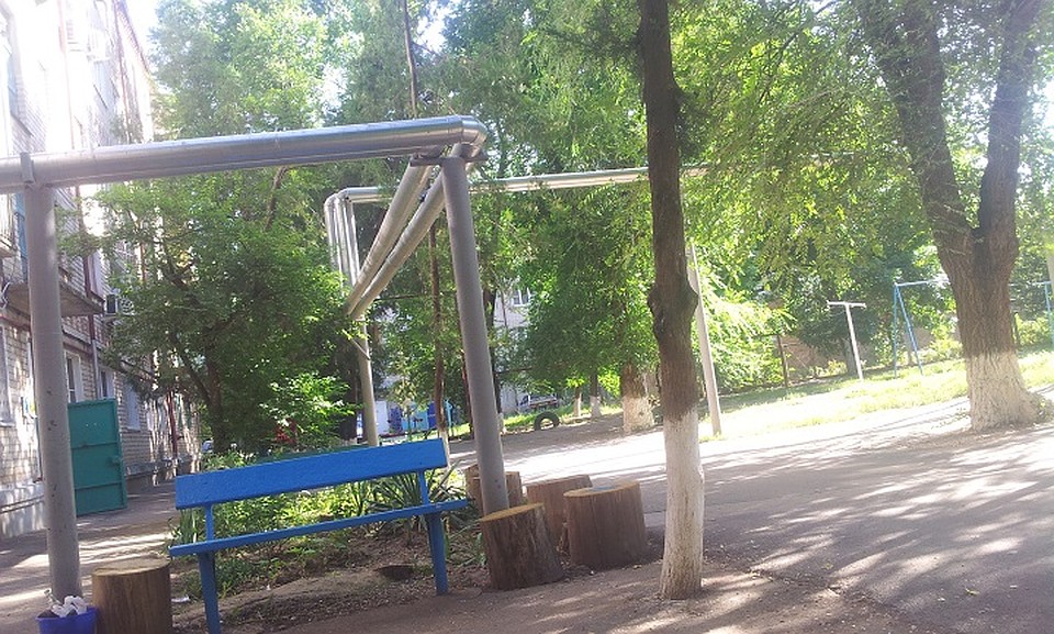 Во дворе сейчас безлюдно, детей не выпускают гулять, и даже взрослые стараются не ходить поодиночку. Фото: Татьяна ГУЩИНА