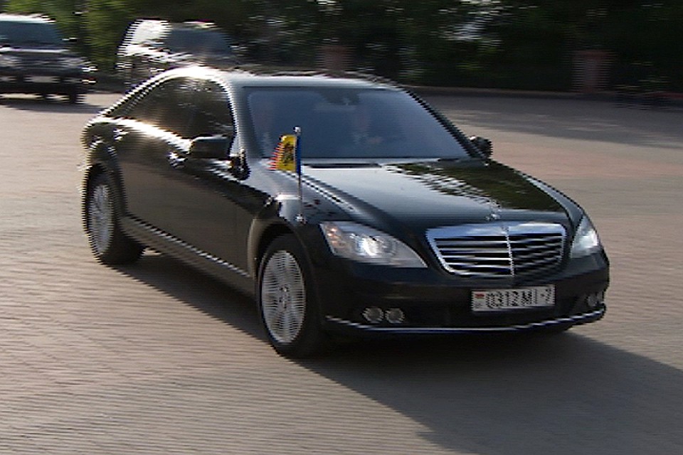 Президента Молдовы привезли на встречу на Mercedes S-класса в предпоследнем кузове. Кадр пресс-службы президента.