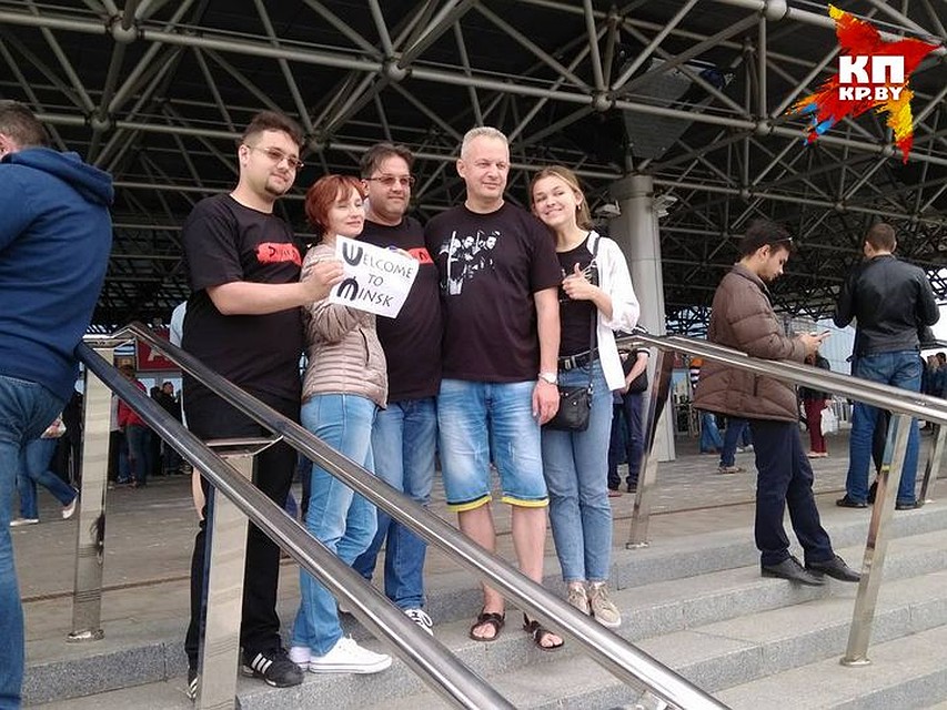 Фанаты пришли на концерт Depeche Mode, который не состоится. Фото: Владимир КРИУЛИН